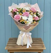 Букет цветов из:  Гвоздики, Орхидеи и Розы в Мирном