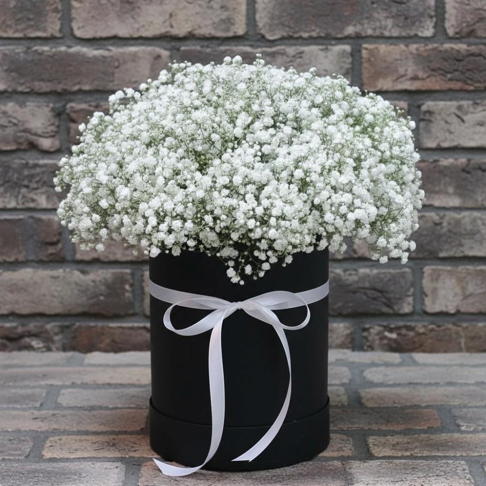 Цветочная композиция из Гипсофила в шляпной коробке в Мирном