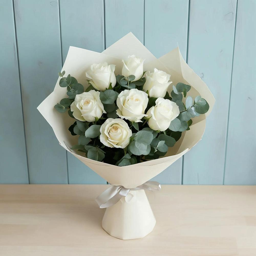 Букет Белые розы в Эвкалипте в Мирном
