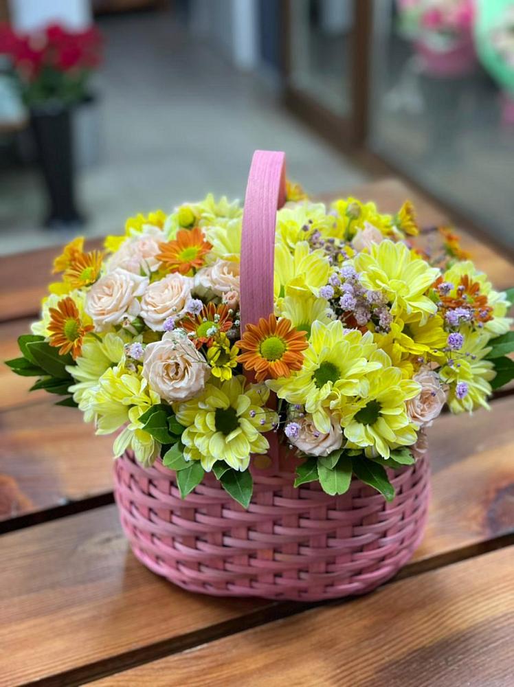Цветочная композиция из Хризантемы и Розы в корзине в Мирном